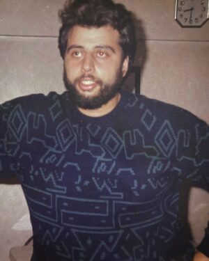 Hamdi Alkan Instagram - Yıldız Teknik Üniversitesinde öğrencilik yılları..1987 Duvarda  saat 20.30.. #tbt #yıldıztekniküniversitesi