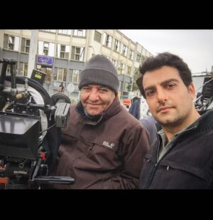 Hamed Komaily Instagram - سینما
 از شما 
بسیار اموخت
مرد بزرگ ...
#مرتضی_پورصمدی
.
.
عکس از پشت صحنه #سینما_شهر_قصه 
(فیلمی که سانسور ، حسرت دیدنش را در کنارتان بر دلم گذاشت)
.
جاودان باد نام و یادتان 🤍