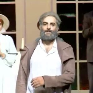 Hamed Komaily Instagram - .سپاس از دکتر نون که دوباره ما را مجال صحنه آفرید
سپاس از همه گروه دوست داشتنی و مهربانم.
و سپاس از شما
نگاهتان سختی راه را بر ما هموار کرد ...
و پایان .

بماند به یادگار 
۰۱/۲/۲۳ 
.
.
.
#دکتر_نون_زنش_را_بیشتر_از_مصدق_دوست_دارد #تاترشهر