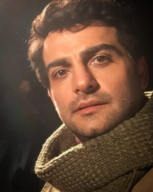 Hamed Komaily Instagram - ...
روزگار هميشه بر يك قرار نميماند
روز و شب دارد
روشني دارد، تاريكي دارد
كم دارد، بيش دارد
ديگر چيزي از زمستان باقي نمانده 
تمام ميشود
بهااار مي آيد.
#محموددولت_آبادي #حامد_كميلي #hamedkomaily