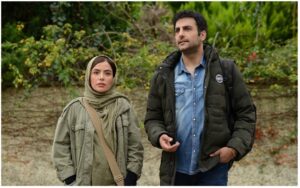 Hamed Komaily Instagram - ...

«آهو» به جشنواره فیلم فجر می‌رود 
سازندگان فیلم سینمایی «آهو»، آن را برای نمایش در جشنواره فیلم فجر آماده می‌کنند.

به گزارش مشاور رسانه‌ای فیلم، فیلم سینمایی «آهو» به کارگردانی هوشنگ گلمکانی و تهیه‌کنندگی جواد نوروبیگی در مراحل پایانی تدوین است. 
این فیلم سینمایی به‌تازگی فرم حضور در سی‌ونهمین جشنواره فیلم فجر را پر کرده و احتمالاً در این جشنواره رونمایی می‌شود. 
«آهو» حکایت انزوای خودخواسته دختری است که آرزوهایش را بربادرفته می‌بیند اما هنوز امیدش را از دست نداده است.
رضا کیانیان، علی مصفا، حامد کمیلی، سهیلا رضوی، رضا یزدانی و سپیده آرمان از جمله بازیگران این فیلم سینمایی هستند. 
سایر عوامل تولید فیلم عبارتند از: جانشین تهیه‌کننده: سعید مروت‌پور، مشاور کارگردان: سامان سالور، مدیر برنامه‌ریزی و دستیار اول کارگردان: عادل معصومیان، مدیر فیلمبرداری: علیرضا زرین دست، فیلمبردار: رضا نوروزی، نویسنده:هوشنگ گلمکانی و سپیده آرمان،  مدیر تولید: مجید بابایی، جانشین تولید: آرش نجفی، مجری طرح: قصیده گلمکانی، صداگذار: فرامرز ابوالصدق، جلوه‌های ویژه کامپیوتری: امیر مهران، تدوینگر: عماد خدابخش، طراح چهره‌پردازی: محسن دارسنج، طراح صحنه: سعید آهنگرانی، صدابردار: بابک اخوان، طراح لباس: ثنا  نوروزبیگی، عکاس: حبیب مجیدی. مشاور رسانه: امید سهرابی.
#internationalfilmfestival