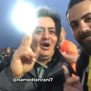 Hamed Tehrani Instagram - آقا اینم در جواب دوستان که میگفتن ضبط شده میگی 🙈 @mehdireyazati @haghighat.alireza2005  #حامد_تهرانی #تلویزیون #پرسپولیس_قهرمان