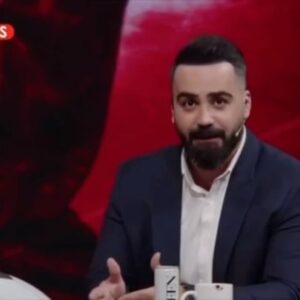 Hamed Tehrani Instagram - حق الناس،همیشه که پول نیست. . .!

گاهی اشکی است که نباید ازچشم در میاورد و آهی که نباید در سینه مینشاندی

پ.ن: خدا به دادتون برسه هم اشک  و هم آهه هوادار  کم در نیاوردین 🤬خداروشکر میکنم بالاخره صدامون به یه جا رسید.

#فساد_فوتبالی 

@persepolistv6 @mostafalashgari @aliiirezaashraf @mehdiakhlaghii1
