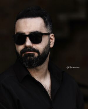 Hamed Tehrani Instagram - هی میخواهی از تلخی ها فرار کنی 
فراموششان کنی 
به جای دیگری پناه ببری 
ولی میدانی چیست؟ 
هرجا که بروی حقیقت یقه ات را میگیرد !
یقه ات را میگیرد و تمام ان چیز هایی که نمیخواهی برایت بازگو میکند تا 
یادت باشد 
گریزی از زندگی نیست

📸: @nesamousavi.art