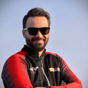 Hamed Tehrani Instagram - امیدوارم کن .....
بگو روزای خوب میان 
بگو کلی صدای خنده و شادی هست که نشنیدم 
بگو هنوز هیچی از زندگی ندیدم 
بگو هنوز اتفاقای خوب نیفتاده 
بگو بالاخره لبخندامون از ته دل میشه 
بگو دیگه لازم نیست فقط تحمل کنیم و عادت 
بگو دیگه لازم نیست بگیم‌میگذره 
بگو دیگه نمیخوایم‌ سکوت کنیم‌
بگو ....
حتی به دروغ 
من مثل بچها باور میکنم ، من مثل بچها باور میکنم و با رویاشون میخوابم 
امیدوارم کن .....
 #حامدتهرانی 
📸 @mahdadhoushyari