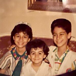 Hamed Tehrani Instagram - واقعا نمیدونم چطوری ازتون تشکر کنم ممنونم از همه دوستای گلم که بمن لطف داشتن و تبریک گفتن تولدمو انشالله بتونم براتون جبران کنم خیلی خیلی ممنونم از این همه محبت ببخشید اگر دایرکت ها رو خیلیاشو نتونسم جواب بدم دوستون دارم ممنونم که هستین کنارم😍❤️‍🔥

#حامدتهرانی