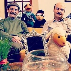 Hamid Jebeli Instagram - .
وقتی بودجه های رسانه ملی به برنامه هایی که مردم چندان به آنها علاقه ای ندارند تعلق میگیرد، مسلم است که برای برنامه هایی همچون کلاه قرمزی، بودجه ای باقی نمیماند...
.
هنوز دستمزد برنامه های سه سال قبل هم پرداخت نشده اما گروه کلاه قرمزی، آمدند بار دیگر برای خاطر مردمانشان... .

اما حالا دیگر واقعا ادامه دادن غیر ممکن است... .

بی بودجه...
بی حمایت...
و صرفا برای پر کردن آنتن سیما...
.
با این حال، کلاه قرمزی در نوروز ۹۶ نمیتواند مهمان خانه های مردمانش باشد...
