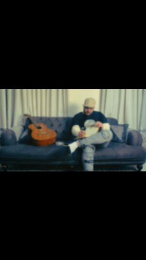 Hamidreza karimi Instagram - سلام به همه عزیزای دلم
تیزر #آهنگ_تولد تقدیم به نگاه های نازنینتون 😍
پ.ن
یک سال دیگه از زندگی من گذشت
خیلی خوشحالم تو این سالی که گذشت ادمایی کنارم بودن تا بتونم آهنگایی تولید کنم  به دلتون بشینه
 کلی همکارای جدید پیدا کردم که به من کمک حردن  روز به روز به موفقیت نزدیک تر بشم 
خیلی دوستای جدید به صفحه من اضافه شدن و عضوی از خانواده من شدن
از تک تکتون ممنونم طی این سال برای من وقت گذاشتین و آهنگای منو که هیچ اسپانسری برای پخش نداشت اشتراک گذاشتین تا به گوش شنونده های بیشتری برسه
#امیدوارم_خاطره_سازیاتون_خاطره_بازی_نشه 
#تو_دادگاه_دلم_همتون_محکومید_به_حبس_ابدویک_روز 
ارادت #حمیدرضا_کریمی