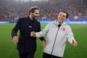 Hamit Altıntop Instagram - Şampiyonanın ilk gününden itibaren Bizim Çocuklar hepimizin desteği, sevgisi ve dualarını yüreklerinde hissettiler. Bu akşam da hepimizi gururlandıran bir oyun ve sonuçla çeyrek finale adımızı yazdırdılar.🇹🇷 
Bu Avrupa Şampiyonası, bundan sonra katılacağımız ve sürdürülebilir başarıyla tüm Türkiye’yi gururlandıracağımız Şampiyonalar için hepimiz adına bir milat olarak tarihe geçecek.❤️🤍

Haydi Türkiye’m haydi Bizim Çocuklar, bize durmak yakışmaz.🇹🇷 

 #BizimÇocuklar @millitakimlar @Euro2024