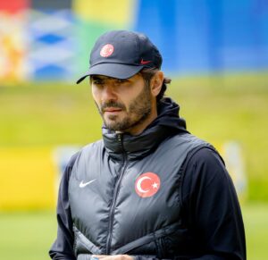 Hamit Altıntop Instagram - Bu akşam maalesef oyun ve skor olarak istediğimizi alamadan sahadan ayrıldık. Ancak gruptan çıkma hedefimizde en ufak bir sapma olmadan yolumuza devam ediyoruz.

Birlik ve beraberlik ruhumuzu koruyarak, bir an önce Çarşamba günü Çekya ile oynayacağımız maça odaklanmalıyız. 

Milli takımımızı tribünde ve ekranları başında coşkuyla destekleyen herkese çok teşekkür ederiz. 

Bu dayanışma sayesinde, oyuncularımızın bizleri gururlandıracak bir mücadeleyle son 16 turuna kalacaklarına yürekten inanıyoruz. 🇹🇷⚽️❤️ @millitakimlar @euro2024