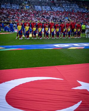 Hamit Altıntop Instagram - Her şeyin en iyisini, en güzelini hak eden ülkemize çifte bayram yaşatmanın gurur ve mutluluğunu yaşıyoruz.🇹🇷 Dortmund sokaklarında, tribünlerde ve ülkemizde bizleri destekleyen herkese çok teşekkür ederiz. İnanıyorum ki; Bizim Çocuklar hepimizin desteği ve inancıyla bizlere çok daha güzel mutluluklar yaşatacaklar.❤️🤍 @uefa_official @euro2024 #BizimÇocuklar