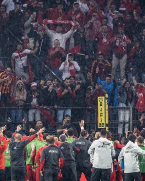 Hamit Altıntop Instagram - Her şeyin en iyisini, en güzelini hak eden ülkemize çifte bayram yaşatmanın gurur ve mutluluğunu yaşıyoruz.🇹🇷 Dortmund sokaklarında, tribünlerde ve ülkemizde bizleri destekleyen herkese çok teşekkür ederiz. İnanıyorum ki; Bizim Çocuklar hepimizin desteği ve inancıyla bizlere çok daha güzel mutluluklar yaşatacaklar.❤️🤍 @uefa_official @euro2024 #BizimÇocuklar