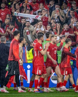 Hamit Altıntop Instagram - Her şeyin en iyisini, en güzelini hak eden ülkemize çifte bayram yaşatmanın gurur ve mutluluğunu yaşıyoruz.🇹🇷 Dortmund sokaklarında, tribünlerde ve ülkemizde bizleri destekleyen herkese çok teşekkür ederiz. İnanıyorum ki; Bizim Çocuklar hepimizin desteği ve inancıyla bizlere çok daha güzel mutluluklar yaşatacaklar.❤️🤍 @uefa_official @euro2024 #BizimÇocuklar