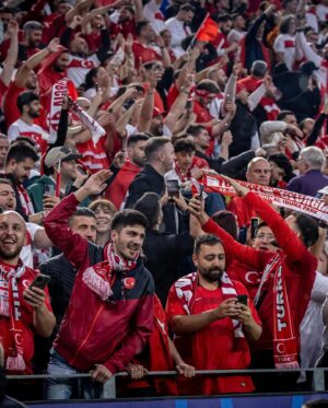 Hamit Altıntop Instagram - Her şeyin en iyisini, en güzelini hak eden ülkemize çifte bayram yaşatmanın gurur ve mutluluğunu yaşıyoruz.🇹🇷 Dortmund sokaklarında, tribünlerde ve ülkemizde bizleri destekleyen herkese çok teşekkür ederiz. İnanıyorum ki; Bizim Çocuklar hepimizin desteği ve inancıyla bizlere çok daha güzel mutluluklar yaşatacaklar.❤️🤍 @uefa_official @euro2024 #BizimÇocuklar