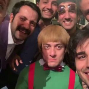 Hamza Yazıcı Instagram - Durduk yere böyle bi anıya gerek yoktu. Hoş değil.  Bu arada @cokguzelhareketler2 bu akşam 19.45'de @kanald 'de.

#ÇokGüzelHareketler2