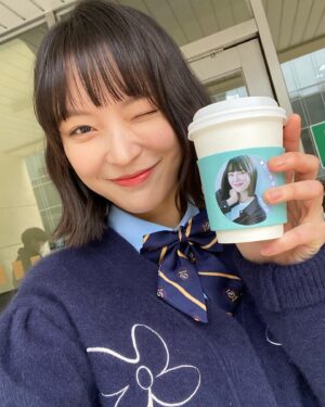 Han Da-sol Instagram - 시은이도 때론 해맑답니다🤭

p.s 커피차 받고 신난 시은이
승룡선배님 너무 감사합니당🙇‍♀️🫶
#청담국제고등학교 
@netflixkr 
@wavve.official