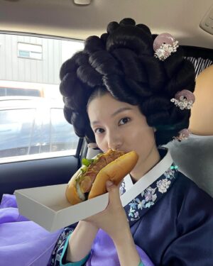 Han Dong-hee Instagram - 홍장이라 하옵니다 ☺️
#세작 #세작매혹된자들 #tvn