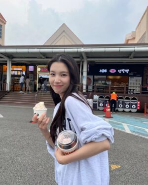 Han Dong-hee Instagram - 달다구리🍦🍩🍫