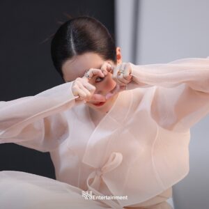 Han Ji-min Instagram - 어머니~ 우리 지민이 얼굴 너무 잘해요✨✨
반짝이는 거 안 좋아하는 사람도 있나요?
오늘의 피로를 풀어 줄 그 사진 보러 오세요💛💛

#한지민 #HanJiMin @roma.emo 
#골든듀 #마리끌레르 
#BH네이버포스트 #BHEntertainment