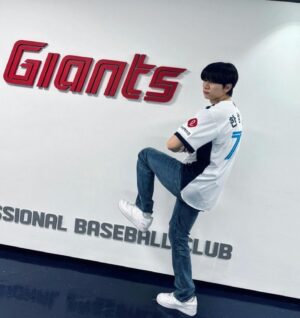 Han Sang-hyuk Instagram - @unicef_kr @busanlottegiants 
첫 시구 초대해주셔서 감사합니다! (ft. 승리요정⚾️)