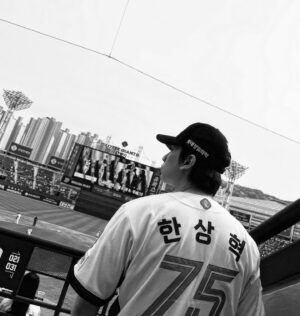 Han Sang-hyuk Instagram - @unicef_kr @busanlottegiants 
첫 시구 초대해주셔서 감사합니다! (ft. 승리요정⚾️)