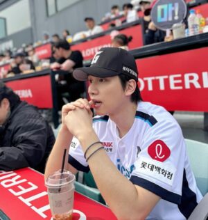 Han Sang-hyuk Instagram - @unicef_kr @busanlottegiants 
첫 시구 초대해주셔서 감사합니다! (ft. 승리요정⚾️)