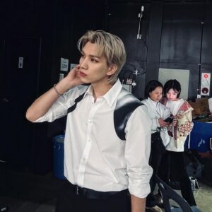 Han Sang-hyuk Instagram - 늦었지만 수트댄스~🤵‍♂️