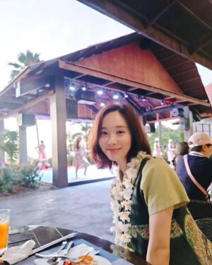 Han Soo-yeon Instagram - 아름다운 해질녘에 🌅 맛있는 식사와 재미있는 공연🕺💃 #아타리디너쇼 #ATTARIDINNERSHOW 

하나뿐인 조카가 자라나는 모습이 휴가때마다 더욱 실감나는 ..🫠 이제 제법 여행을 잘한다❣️
#키즈풀 #키즈클럽 @crowneplazaresortsaipan