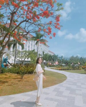 Han Soo-yeon Instagram - 아름다운 해질녘에 🌅 맛있는 식사와 재미있는 공연🕺💃 #아타리디너쇼 #ATTARIDINNERSHOW 

하나뿐인 조카가 자라나는 모습이 휴가때마다 더욱 실감나는 ..🫠 이제 제법 여행을 잘한다❣️
#키즈풀 #키즈클럽 @crowneplazaresortsaipan