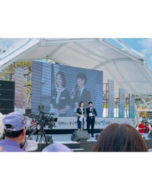 Han Soo-yeon Instagram - " 제 14회 #의병의날 기념행사 " #연천 #백학광장 #육지환 사회자님 #6월1일 #국가기념일

2011년부터 #행정안전부 주최로 개최된 "의병의 날 기념행사" 는 나라를 지키기 위해 자발적으로 군대를 조직하여 외세 침략에 맞섰던 의병의 역사적 가치를 일깨우고 애국정신을 계승시키고자 매년 6월 1일로 제정된 국가기념일 "의병의 날" 을 기념하기 위한 행사로 매년 전국의 대표적인 의병 도시에서 개최되어 왔습니다. 올해로 14회를 맞은 경기도 최초의 개최지인 연천은 , 임진왜란과 구한말에 구국을 위해 거병한 굵직한 의병의 역사가 있으며 , 허위의병대장 아래 5000여명의 의병이 연천에 모였을 정도로 나라 사랑의 정신이 깃든 애국의 고장입니다.