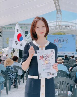 Han Soo-yeon Instagram - " 제 14회 #의병의날 기념행사 " #연천 #백학광장 #육지환 사회자님 #6월1일 #국가기념일

2011년부터 #행정안전부 주최로 개최된 "의병의 날 기념행사" 는 나라를 지키기 위해 자발적으로 군대를 조직하여 외세 침략에 맞섰던 의병의 역사적 가치를 일깨우고 애국정신을 계승시키고자 매년 6월 1일로 제정된 국가기념일 "의병의 날" 을 기념하기 위한 행사로 매년 전국의 대표적인 의병 도시에서 개최되어 왔습니다. 올해로 14회를 맞은 경기도 최초의 개최지인 연천은 , 임진왜란과 구한말에 구국을 위해 거병한 굵직한 의병의 역사가 있으며 , 허위의병대장 아래 5000여명의 의병이 연천에 모였을 정도로 나라 사랑의 정신이 깃든 애국의 고장입니다.