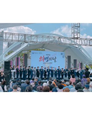 Han Soo-yeon Instagram - " 제 14회 #의병의날 기념행사 " #연천 #백학광장 #육지환 사회자님 #6월1일 #국가기념일

2011년부터 #행정안전부 주최로 개최된 "의병의 날 기념행사" 는 나라를 지키기 위해 자발적으로 군대를 조직하여 외세 침략에 맞섰던 의병의 역사적 가치를 일깨우고 애국정신을 계승시키고자 매년 6월 1일로 제정된 국가기념일 "의병의 날" 을 기념하기 위한 행사로 매년 전국의 대표적인 의병 도시에서 개최되어 왔습니다. 올해로 14회를 맞은 경기도 최초의 개최지인 연천은 , 임진왜란과 구한말에 구국을 위해 거병한 굵직한 의병의 역사가 있으며 , 허위의병대장 아래 5000여명의 의병이 연천에 모였을 정도로 나라 사랑의 정신이 깃든 애국의 고장입니다.