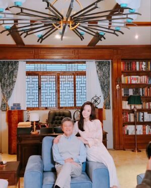 Han Soo-yeon Instagram - 해피엔딩으로 막을 내린 #웨딩임파서블 👰‍♀️ 🩵🤵 모두 수고 많으셨습니다 !! 👏 #현수현사장역 #특별출연 #tvN