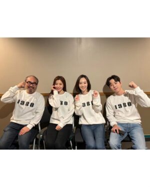 Han Soo-yeon Instagram - 하얗게 불태운 무대인사 🔥 동에 번쩍 서에 번쩍 🏃‍♀️🏃 모두 수고 많으셨습니다 !! #영화1980 봐주신 모든 관객여러분 감사드려요 🩷 못보신 분들은 얼른 예매해주세요 🫰<feat.두번째사진:인간반사판해주시는귀요미귤언니🤭🫶> #영화_1980