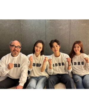 Han Soo-yeon Instagram - 하얗게 불태운 무대인사 🔥 동에 번쩍 서에 번쩍 🏃‍♀️🏃 모두 수고 많으셨습니다 !! #영화1980 봐주신 모든 관객여러분 감사드려요 🩷 못보신 분들은 얼른 예매해주세요 🫰<feat.두번째사진:인간반사판해주시는귀요미귤언니🤭🫶> #영화_1980
