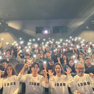 Han Soo-yeon Instagram - #영화_1980 절찬 상영중입니다 ~😀 감독님과 배우분들과 여러분 뵈러 열심히 무대인사 다니고있어요 🙇‍♀️ 여러 이벤트도 준비되어있으니 내일도 꼭 뵐수있기를 바래봅니다 ^^ 주말에 극장 나들이하세요 ~ 예매 고고 !!🏃‍♀️🏃 #나라사랑역사사랑영화사랑🫶 #영화1980
