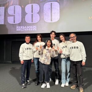 Han Soo-yeon Instagram - #영화_1980 절찬 상영중입니다 ~😀 감독님과 배우분들과 여러분 뵈러 열심히 무대인사 다니고있어요 🙇‍♀️ 여러 이벤트도 준비되어있으니 내일도 꼭 뵐수있기를 바래봅니다 ^^ 주말에 극장 나들이하세요 ~ 예매 고고 !!🏃‍♀️🏃 #나라사랑역사사랑영화사랑🫶 #영화1980