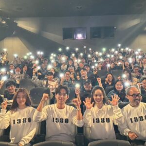 Han Soo-yeon Instagram - #영화_1980 절찬 상영중입니다 ~😀 감독님과 배우분들과 여러분 뵈러 열심히 무대인사 다니고있어요 🙇‍♀️ 여러 이벤트도 준비되어있으니 내일도 꼭 뵐수있기를 바래봅니다 ^^ 주말에 극장 나들이하세요 ~ 예매 고고 !!🏃‍♀️🏃 #나라사랑역사사랑영화사랑🫶 #영화1980