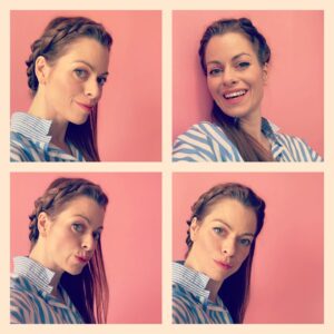 Hana Holišová Instagram - PINKTIME 

Ještě před pár týdny se naše dny nesly intenzivně ve znamení @tvojetvarmaznamyhlas a jsem ráda, že i mě děvčata @marta.jandova a @iva.pazderkova vpustily do své šatny k jejich ikonické růžové stěně (naše šatna s @jitkaboho a @berenika_off byla samozřejmě báječná, ale nebyla zdaleka tak fotogenická, takže jsme jim tam lezly furt… i tajně😉)
Holky… objímám… vzpomínám… hezký čas to byl 👋😘💓

 📸 většinou nejlíp @iva.pazderkova 🌸

#pinkbymelaradost
#damskasatna 
#pinkpunk 
#pinktime