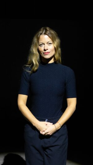 Hana Holišová Instagram - 🎶 Ať mír dáááál zůstávááááá…
Už pozítří se Národní třída přesně v 17:11 rozezní ikonickou Modlitbou pro Martu, kterou letos zazpívá @hanaholisovaofficial . Tak si ji přijď poslechnout. 
A jestli se 17. listopadu na Národku nedostaneš, můžeš si Modlitbu pro Martu poslechnout zpětně v záznamu na YouTube, odkaz pak najdeš v biu! 

🎥 @ondrejpoc 

#korzonarodni #modlitbapromartu
