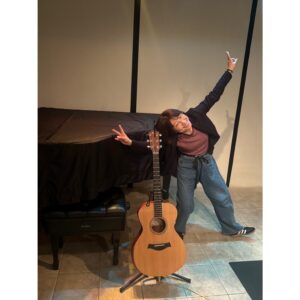 Hana Sekitori Instagram - "関取独走"香川公演、ありがとうございました🥢お客さんが曲にじっと耳を傾けてくれている時のあの静寂が私はとても好きなのですが、今日はそんな瞬間がたくさんありました。すごく集中できた👓明日に備えてすぐ愛媛に移動せねばならずゆっくりできないのが寂しい🥲また来ます、必ず。また来てね、きっとね。