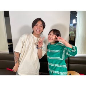 Hana Sekitori Instagram - 本日公開のYouTube #優里ちゃんねる の動画にお邪魔しております🙇‍♀️✨
いっぱい話して歌って、あっという間の撮影でした。優里くんは瞳がとっても綺麗で、言葉に迷いがなくて、この人について行ったら絶対面白いことが待っているだろうなと思わせてくれる、超絶ナイスガイでした。たくさんの刺激をいただきました。いつか同じステージで歌える日まで、精進致します！
優里くん、スタッフの皆さん、素敵な時間を本当にありがとうございました。ぜひ動画ご覧ください！