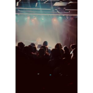 Hana Sekitori Instagram - 関取独走 大阪公演ありがとうございました！完売御礼🙏
バンドセットの時と弾き語りの時でお客さんの反応が違うのが毎回新鮮で楽しい大阪。でも耳を澄ませてしっとり聴いてくれていたかと思えば、盛り上がるところはさすがのノリのよさで大合唱🤝今日もたくさんのエネルギーをもらいました。またね🙋‍♀️

関取独走　大阪公演

1.最後の青
2.風よ伝えて
3.朝
4.ナナ
5. 夢見る少女じゃいられない(カバー)
6.明大前
7.親知らず
8.むすめ
9.私の葬式
10.黄金の海で逢えたなら
11.カメラを止めろ！
12.すきのうた
13.太陽の君に
14.もしも僕に
enc.
1.わるくない