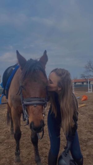 Hande Nur Tekin Instagram - Çokça sevgi,bolca heves🤎🐎