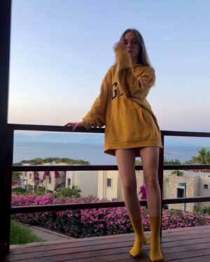 Hande Nur Tekin Instagram - Salty hair & Sweatshirt 🧡