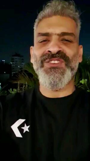 Hani Adel Instagram - أخيرا هتغنوا معايا على المسرح 🙏
أبعتولي فيديو و انتوا بتغنوا فيه و هختار ناس تغني معايا في حفلة الساقية يوم 11\11 و حفلة مكتبة الإسكندرية يوم 12/11 
و هختار يوم 9/11 مين هيغني معايا، يالا مستني اشوف موهبتكم!
#I_wanna_sing_with_the_gray_man
#انا_عايز_اغني_مع_الرجل_الرمادي
#TheGrayManTour
#HanyAdel