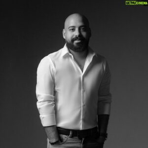 Hani Sarhan Instagram - السنة دى كانت سنه صعبة .. يمكن بدايتها كان فيها نجاح كبير الحمدلله على مستوى الشغل لمسلسل الاختيار ٢ وخطوات ناجحة لورشة مصنع الحكايات .. بس حصل بعدها حاجات كتير صعبه .. حادثة وكورونا وختمت بوفاة اقرب واكتر حد بحبه فى حياتى ابويا الله يرحمه .. اتمنى السنة الجاية تكون احسن واهون والطف واسعد وانجح ليا ولأهلى واصحابى ولكل الناس .. كل سنة وأنتم طيبين ❤️