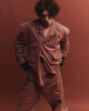 Hank Wang Instagram - 應該是最後一組長髮的紀錄照了
剪短後就蠻想留回去的
-

hair / @kimberhuang 
make up / @broccoli9_9 
stylist /  @ll.an98
@614.05
@recoverydesign
@nuo_offi
@charleskeithoffical
photo team / @eddie_liao_ macbeth_wu