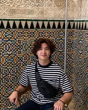 Hank Wang Instagram - 20:50才天黑
晚上6～7點是一天當中最熱
阿爾罕布拉宮沒有玄彬
大致上是這樣。