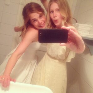 Hanna Alström Instagram - In the toilette with the most beautiful bride! I also want to kiss my frog!